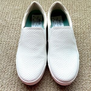 DR SCHOLL’S TIME OFF SLIP ON SNEAKERS - 7.5 - WHITE